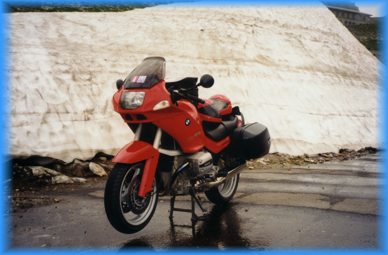 R 1100 RS im Schnee auf den Sustenpass